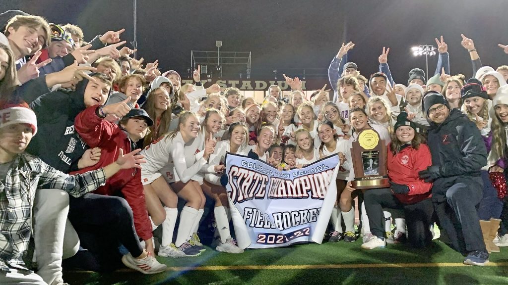 Regis Jesuit field hockey 2021 champions