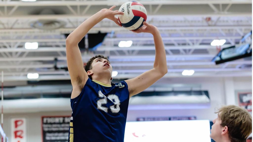 Rafael Urbina sets the ball